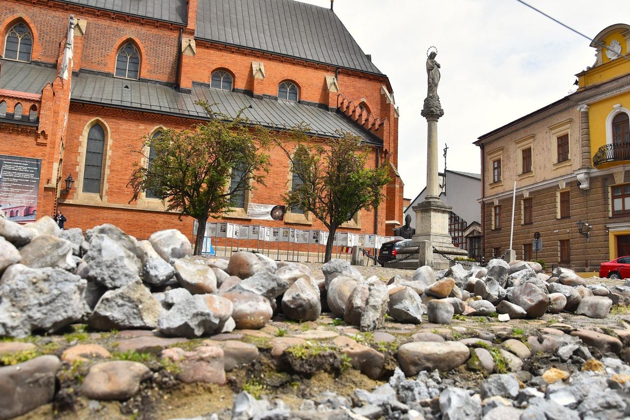 Otoczaki znikną z placu Katedralnego w Tarnowie. Wokół zabytkowej bazyliki wykonana zostanie nowa nawierzchnia - z kostek granitowych