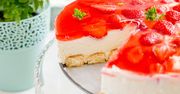 Szybki sernik na zimno z truskawkami. W sezonie rodzina nie chce innego deseru