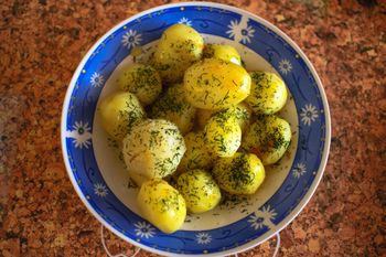 Kucharze pamiętają o tym kroku po ugotowaniu ziemniaków. Inaczej na talerzu zrobi się papka