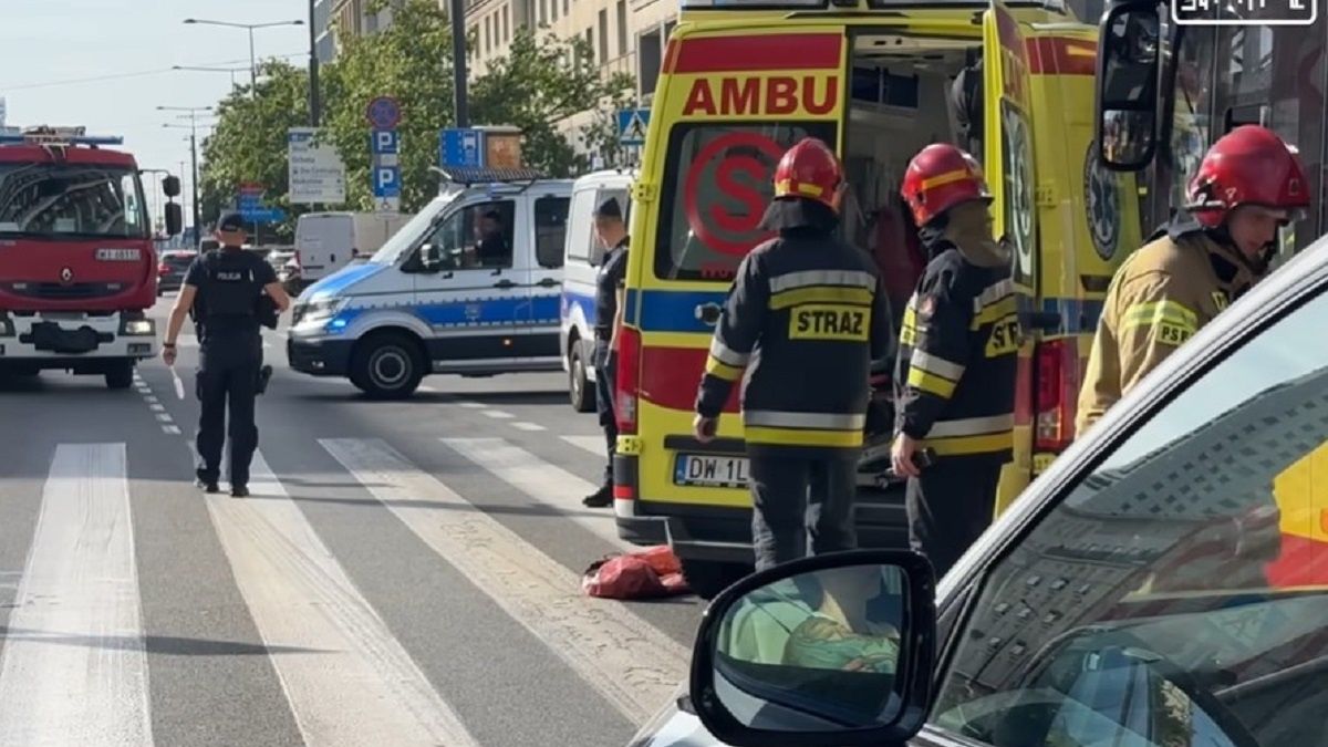 Autobus przejechał pieszemu po nogach. Dramatyczne nagranie z Warszawy.