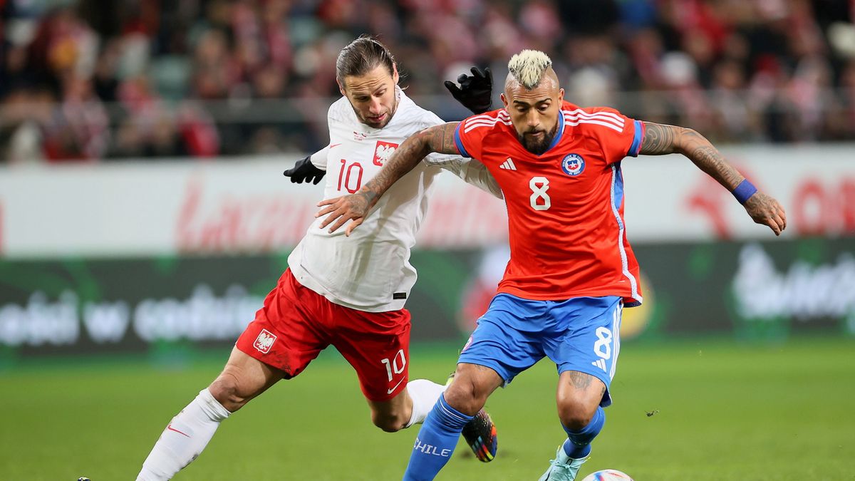 Grzegorz Krychowiak (z lewej) i Arturo Vidal