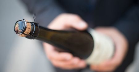 Próbował wynieść ze sklepu wino, ale na drodze stanął mu ochroniarz. Doszło do szarpaniny