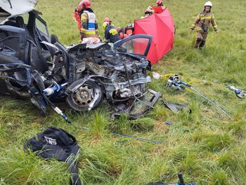 Wypadek pod Lęborkiem. Auto zmiażdżone po zderzeniu z ciężarówką
