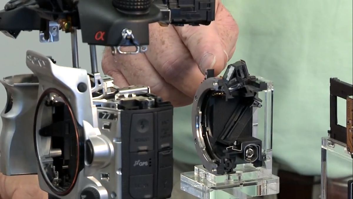 Zajrzyj Sony A77 w bebechy [wideo] 1