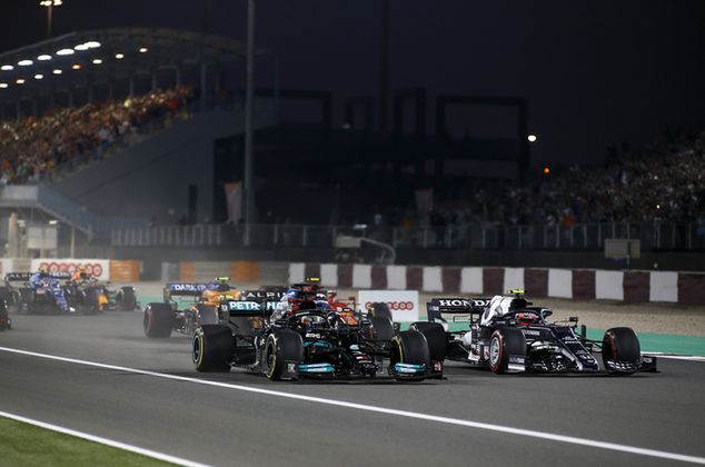 Lewis Hamilton zaraz po starcie GP Kataru (fot. Mercedes)