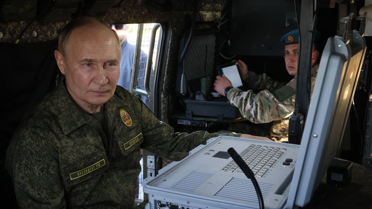 Russian President Putin supervises Russia-Belarus joint military drills
epa12382930 Russian President Vladimir Putin inspects Russian weapons and equipment during his visit to the Russian-Belarusian joint military drills 'Zapad 2025' (West 2025) at the Mulino training ground, Nizhny Novgorod region, Russia, 16 September 2025.  EPA/MIKHAIL METZEL/SPUTNIK/KREMLIN POOL MANDATORY CREDIT 
Dostawca: PAP/EPA.
MIKHAIL METZEL/SPUTNIK/KREMLIN POOL
Russian president, joint military drills, military exercise, Russian-Belarusian, Russia-Belarus, training ground