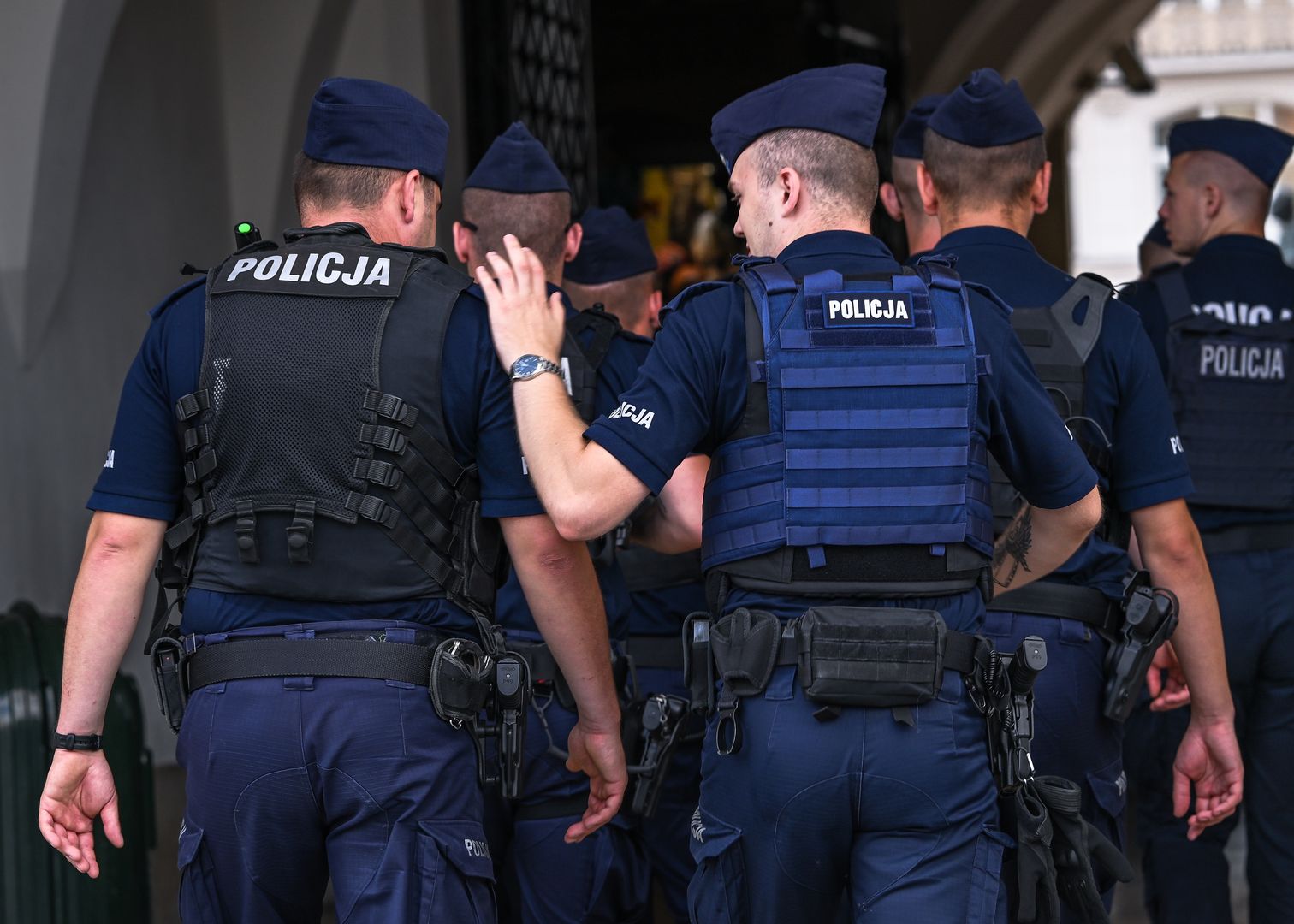 Emeryci lekiem na braki kadrowe? "Policja straciła nad nimi kontrolę"