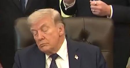 Trump znów przyłapany. Spójrzcie na oczy. Piszą, co robi nocami