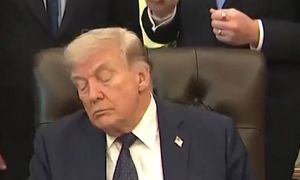 Trump znów przyłapany. Spójrzcie na oczy. Piszą, co robi nocami