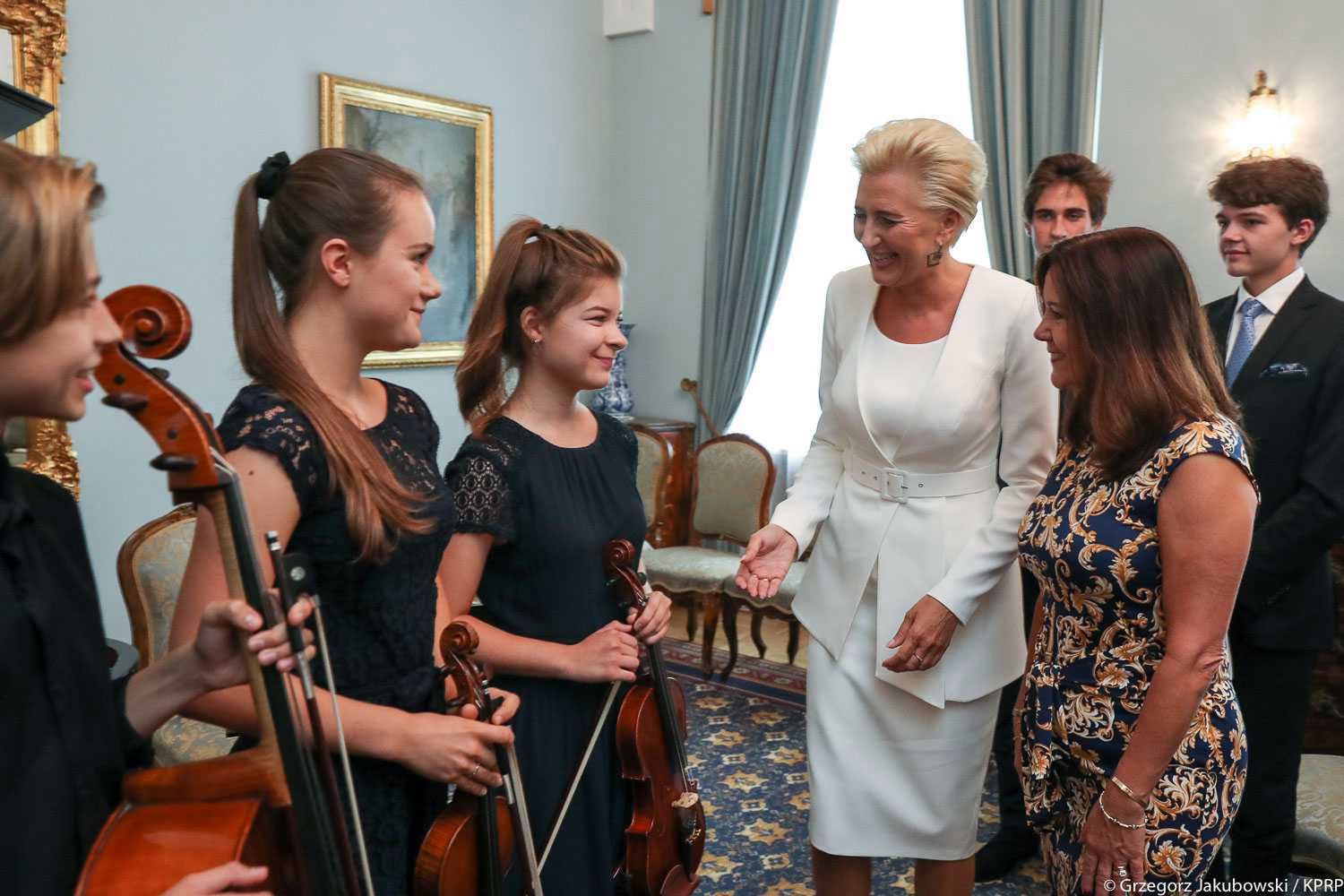 Agata Duda w białej kreacji na spotkaniu z Karen Pence