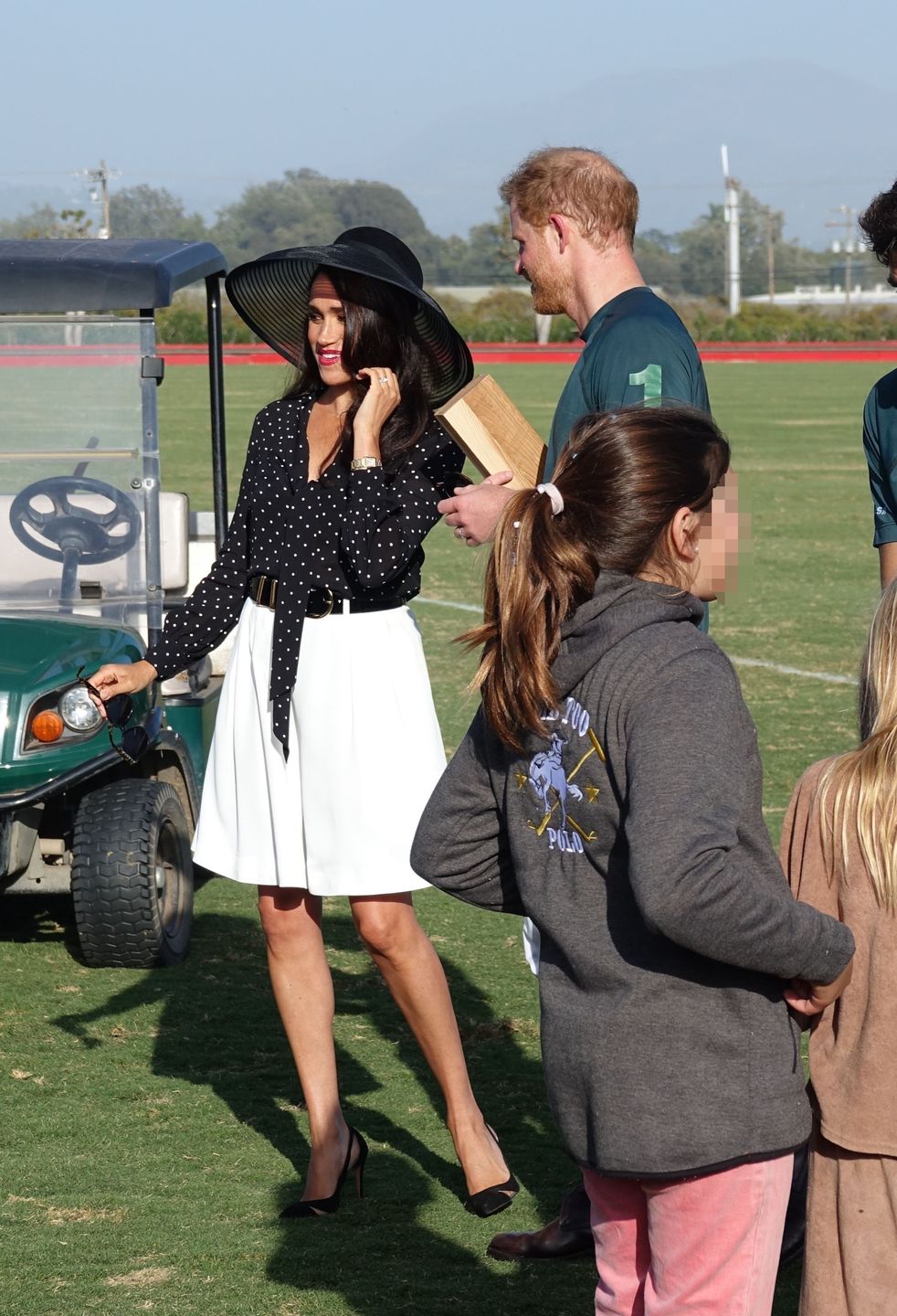 Meghan Markle i książę Harry całują się na charytatywnym meczu polo 