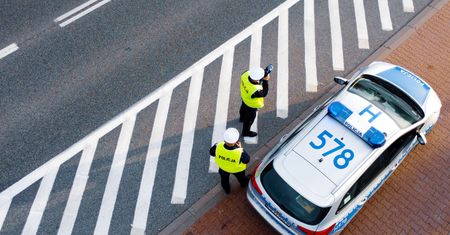 Z miłości ukradł samochód. Zgubił go pusty bak