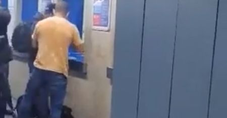 Pies trząsł się z zimna. Mężczyzna stał się bohaterem internetu