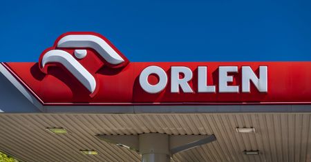 Płock. Ochroniarz zaatakowany przed PKN Orlen. Nożownik miał broń i granaty
