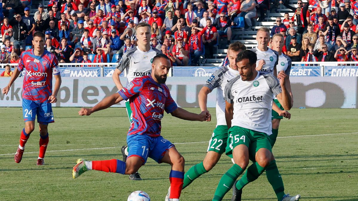 PAP / Waldemar Deska / awodnik Rakowa Częstochowa Ivi Lopez (2L) oraz Konrad Matuszewski (2P) i Dimitros Stavropoulos (P) z Warty Poznań 