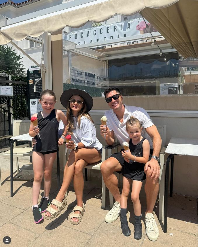 Anna i Robert Lewandowscy z córkami
