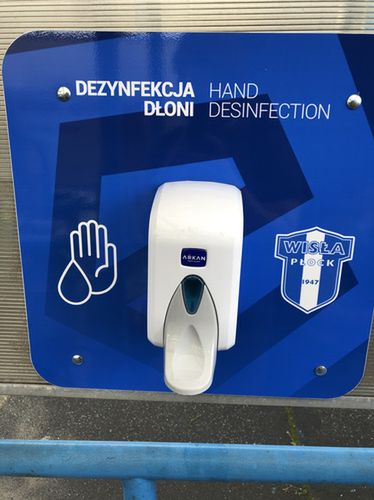 Przed wejściem na stadion konieczna była dezynfekcja rąk.