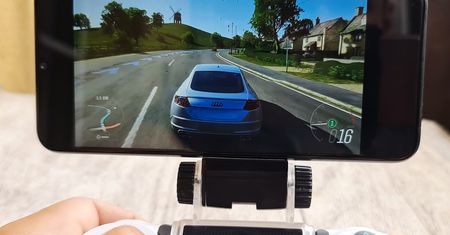 Odpaliłem Forzę Horizon 4 na smartfonie za 500 zł. xCloud daje radę