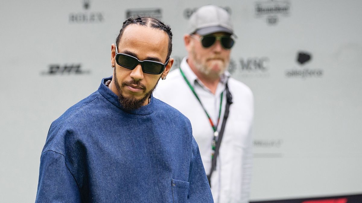 British driver Lewis Hamilton (L) of Mercedes-AMG Petronas arrives at the paddocks ahead of the Singapore Formula One Grand Prix at the Marina Bay Street Circuit, Singapore, 19 September 2024. The Singapore Formula One Grand Prix takes place on 22 September 2024. EPA/TOM WHITE Dostawca: PAP/EPA.