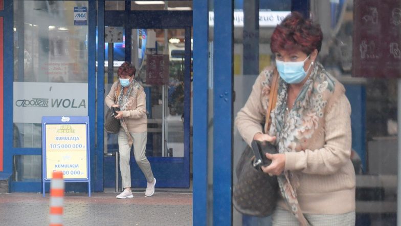 Nieustraszona Jolanta Kwaśniewska i jej torebka za 6 tysięcy wybiegają ze spożywczaka prosto w strugi deszczu (ZDJECIA)