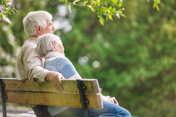 Seniorzy z Koszalina stracili 270 tysięcy złotych. Myśleli, że do domu wpuszczają lekarkę i pielęgniarkę