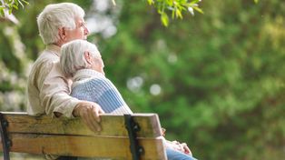 Seniorzy z Koszalina stracili 270 tysięcy złotych. Myśleli, że do domu wpuszczają lekarkę i pielęgniarkę