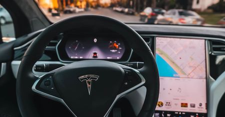 Tesla wygrywa w sądzie. Sprawa dotyczyła Autopilota