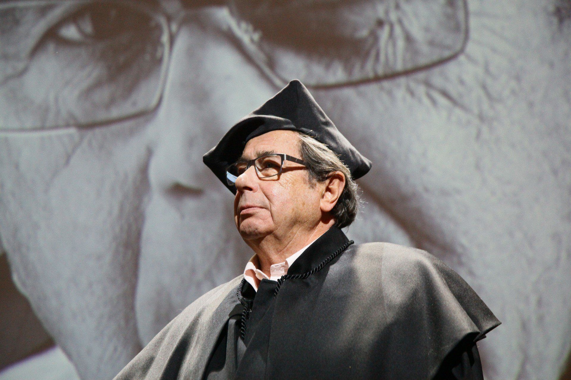 Determinacja, nieustępliwość i ogromny talent sprawiły, że Janusz Gajos przeszedł drogę od chłopaka z biednej rodziny do symbolu polskiego aktorstwa.