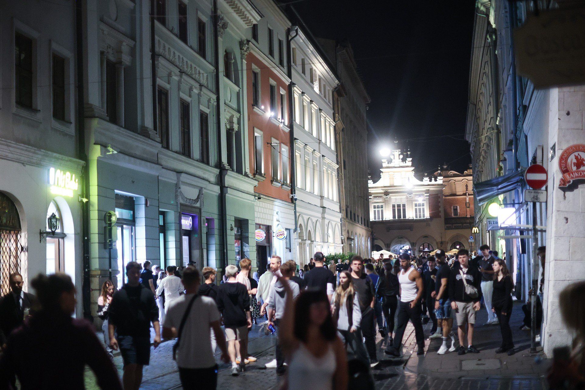 Nocny Kraków w weekend z soboty na niedzielę