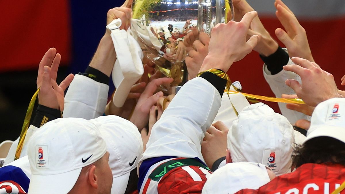 PAP/EPA / MARTIN DIVISEK  / Na zdjęciu: hokeiści reprezentacji Czech cieszą się z wygrania MŚ