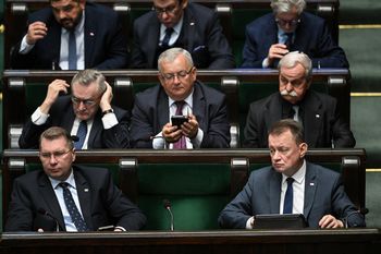 Blok głosowań w Sejmie. Kaczyński nieobecny