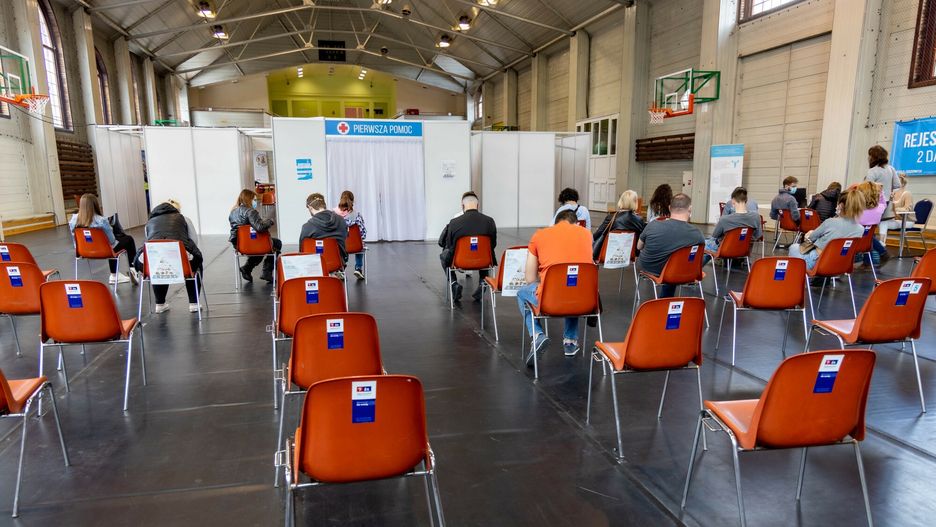 od marca 2022 roku obowiązkowe szczepienie przeciwko COVID-19 dla medyków, służb mundrowych i nauczycieli. Jakich grup zabrakło na ministerialnej liście?