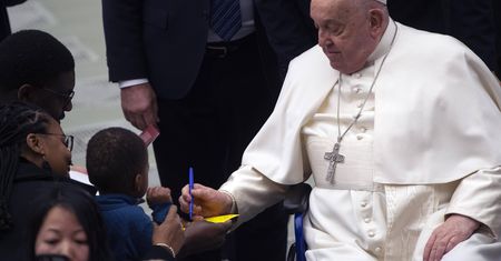 Papież pozostaje w szpitalu. Kto w tym czasie kieruje Watykanem?
