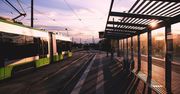 Budowa tej trasy tramwajowej idzie jak burza. Co za tempo. Kierowcy odczują to poprzez kolejne zmiany w ruchu