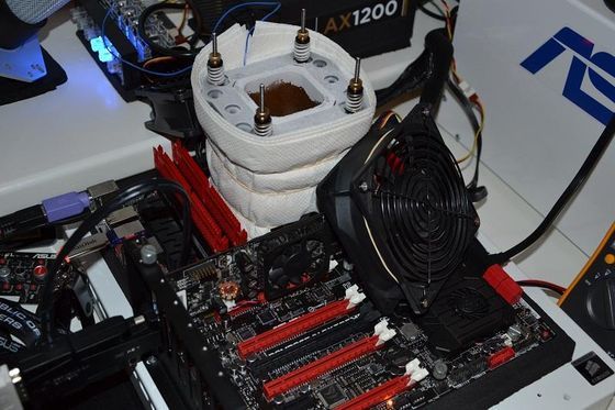 platforma testowa, na kt&oacute;rej podkręcano procesor Intel Core i7 3930K