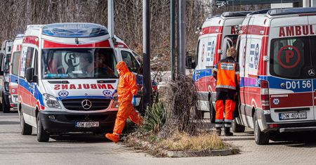 "Zwłoki układałem piętrowo, bo nie było miejsca". Koronawirus zatopił system