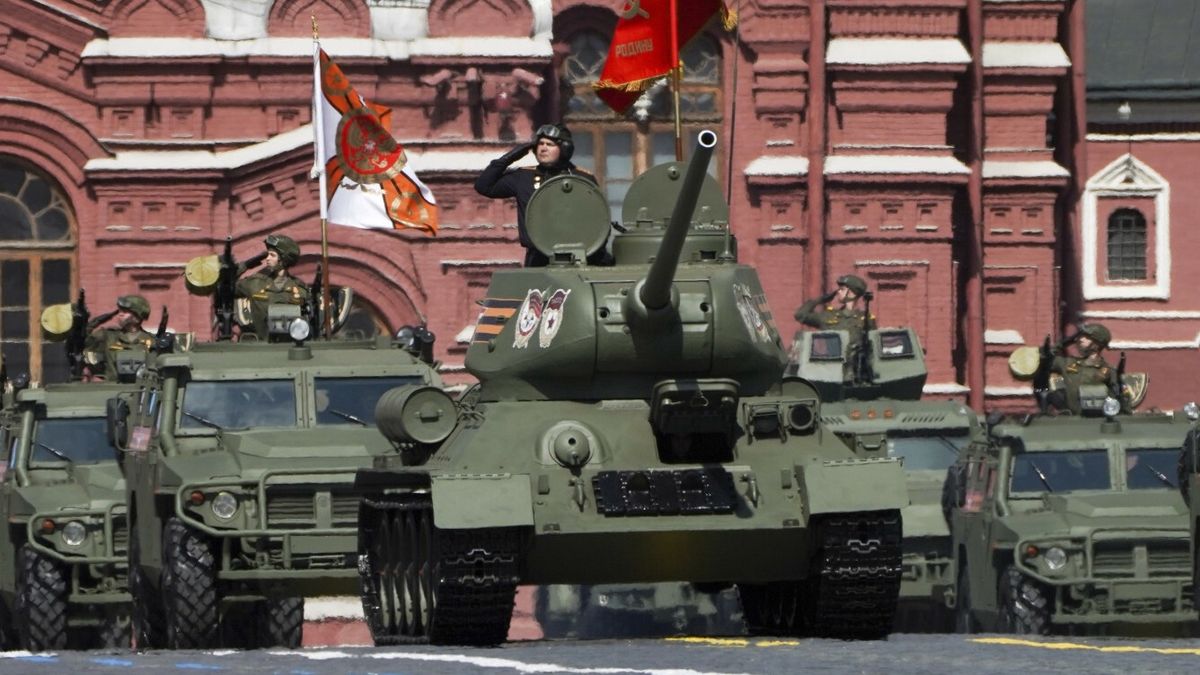 Parada z okazji Dnia Zwyci?stwa w MoskwieThe legendary Soviet tank E-34 leads the column of Russian armored vehicles in Red Square during the Victory Day military parade in Moscow, Russia, Tuesday, May 9, 2023, marking the 78th anniversary of the end of World War II. (Pelagia Tikhonova , M24/Moscow News Agency via AP)Pelagiya Tikhonova