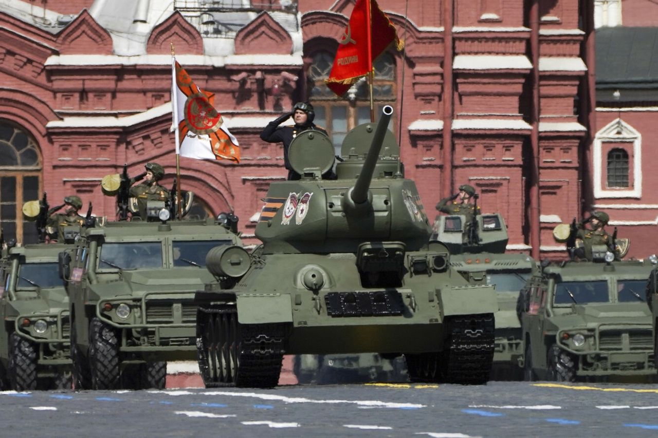 Wyjątkowo biedna parada w Moskwie ma ukryty cel. To realizacja sprytnego planu