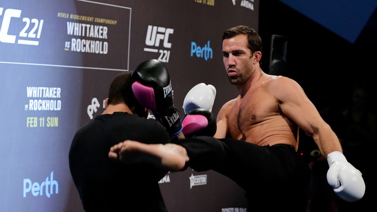 Były mistrz UFC, Luke Rockhold, zaatakował bezdomną kobietę.