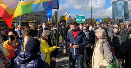 Aborcja w Polsce. Protesty w całym kraju. Politycy przed siedzibą PiS, tłum rusza przed budynek TK