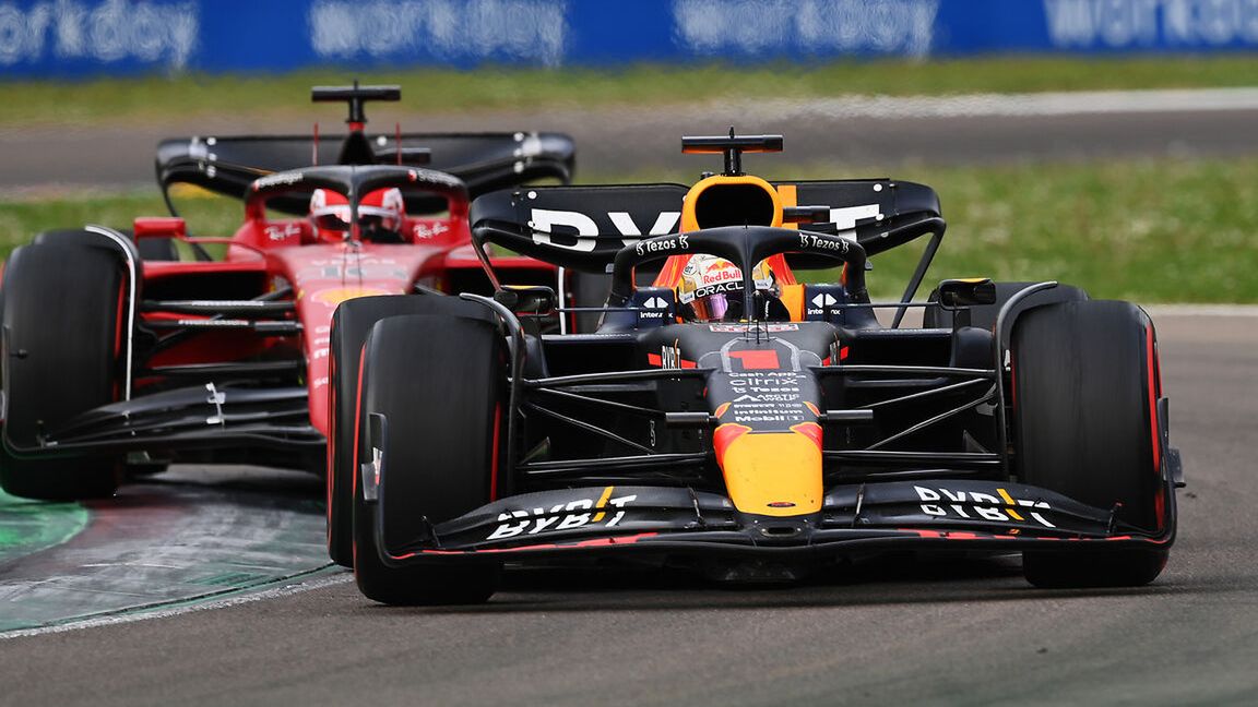 Materiały prasowe / Red Bull / Na zdjęciu: Max Verstappen, a za nim Charles Leclerc