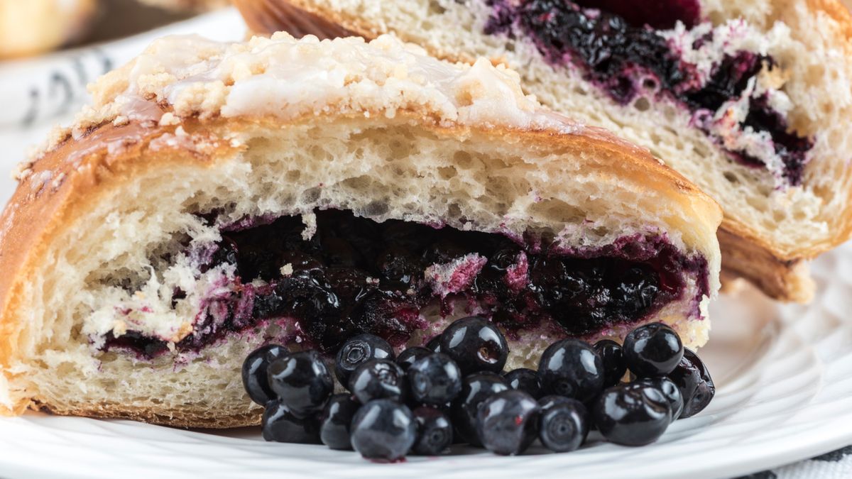 Jagodzianki z kruszonką można przygotować też z mrożonych owoców