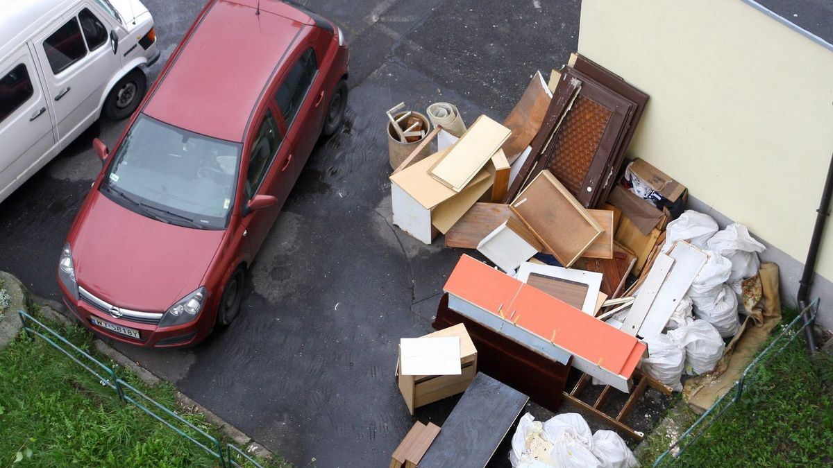 Łowcy „vintage'owych pereł” wrzucają zdjęcie każdego napotkanego na drodze starego mebla. Kto ustrzeli taką okazję może zarobić na odsprzedaży mebla nawet trzy tysiące złotych.