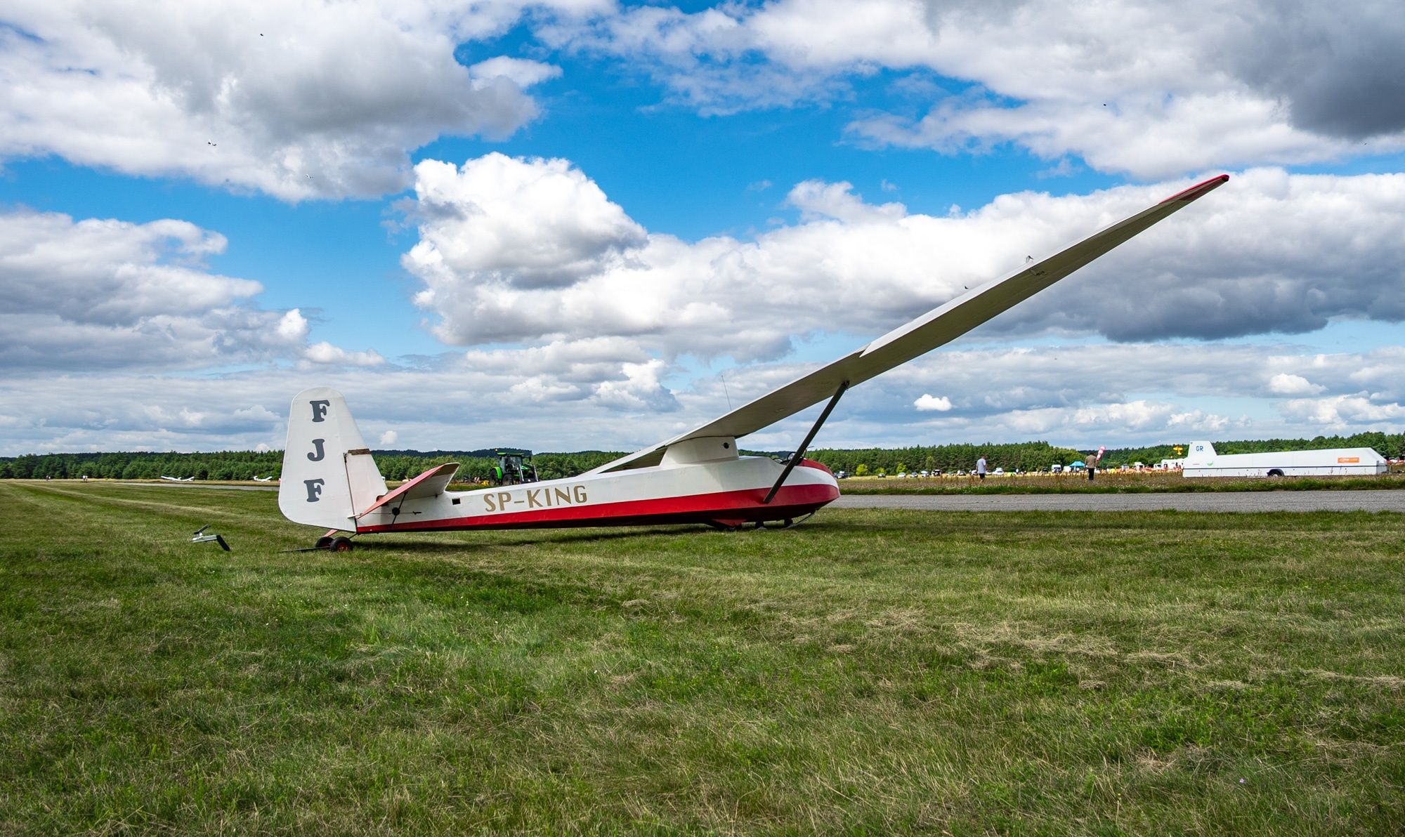 Zabytkowy szybowiec Slingsby T21B na lotnisku w Pile