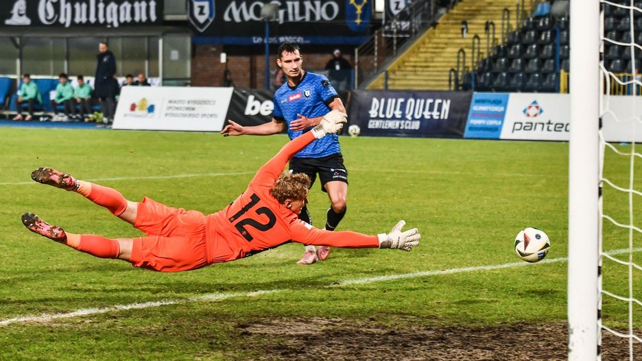 Zwycięstwo przy Gdańskiej i powrót na pierwsze miejsce w tabeli. Zdjęcia z meczu zamieszamy w galerii.