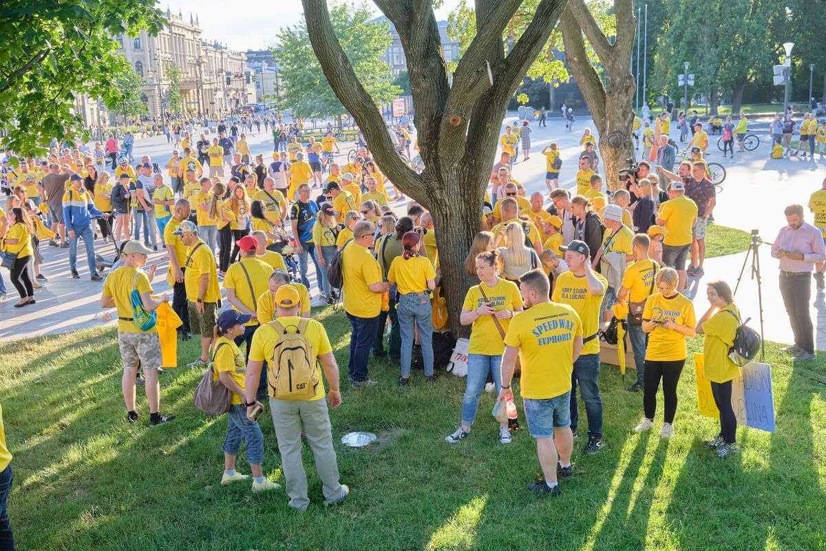 Manifestacja kibiców żużlowego Motoru Lublin na placu Litewskim