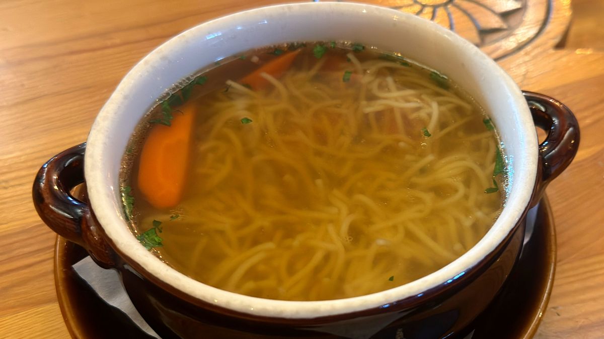 Wrażenie, że po rosole robi się lepiej, nie jest wyłącznie kwestią smaku ani tradycji.