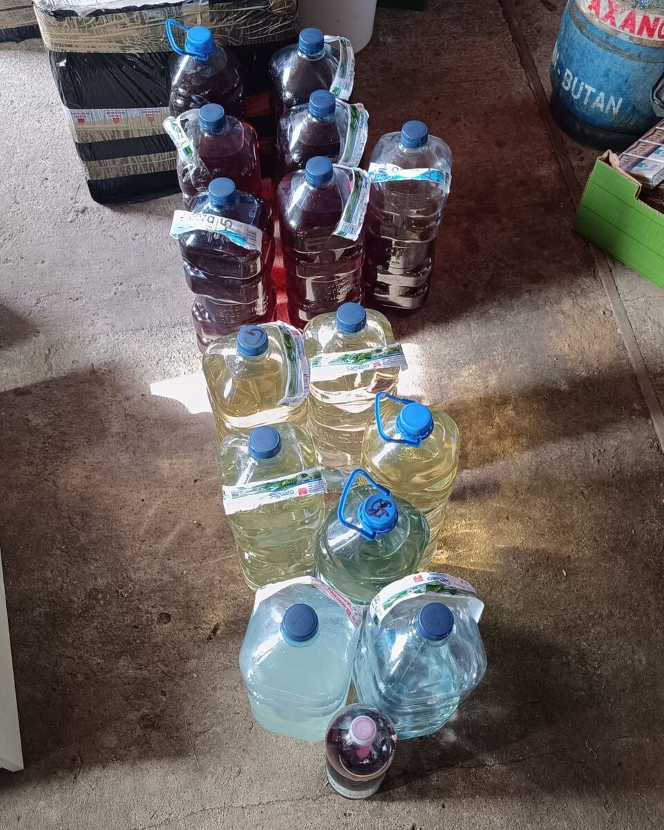 Bimbrownia na full i przemytniczy składzik w garażu – bielscy policjanci rozbili domową fabrykę bimbru i nielegalnych papierosów