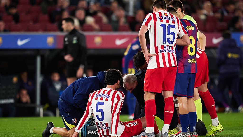 Getty Images /  Pablo Rodriguez/Quality Sport Images / Kontuzjowany Johnny Cardoso w meczu FC Barcelona - Atletico Madryt w La Liga