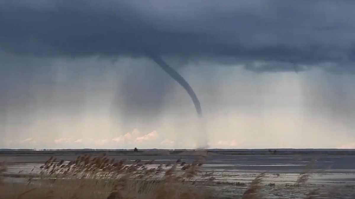 Trąba wodna nad Zatoką Pucką
